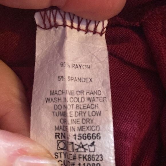 Free Kisses Burgundy off the Shoulder Blouse Short Sleeve Size Medium - Picture 4 of 4